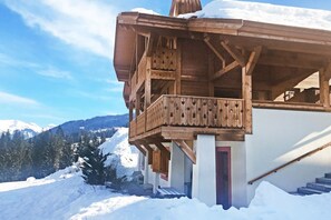 FACADE AVANT DU CHALET
DOUBLE TERRASSE UNE COUVERTE L'AUTRE NON COUVERTE