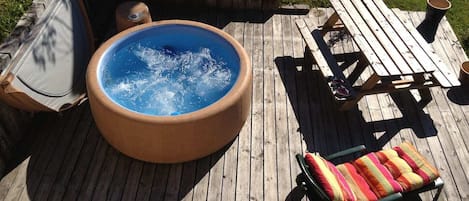 JACUZZI PLACE L'ETE SUR TERRASSE EN REZ DE JARDIN