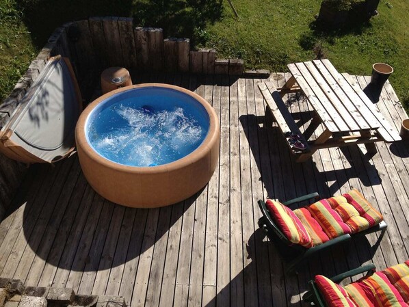JACUZZI PLACE L'ETE SUR TERRASSE EN REZ DE JARDIN