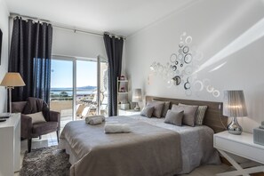 chambre tv, vue panioramique sur la mer et la piscine. avec balcon aménagé 