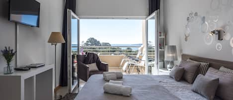 chambre tv, vue panioramique sur la mer et la piscine. avec balcon aménagé 