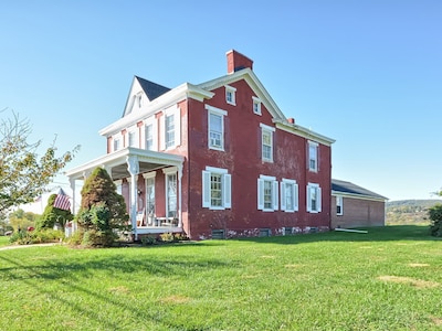 Historic cozy farmhouse in the ❤️ of Myersville , MD close to Rt 70! Welcome Home