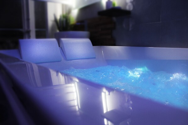 Indoor spa tub