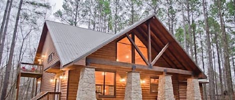 Welcome to your retreat in the woods, Chalet Creekside.