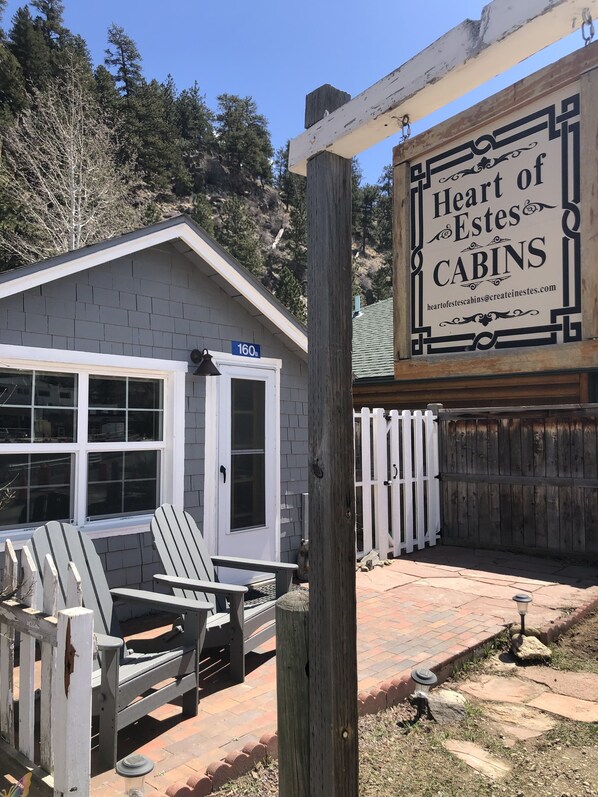 Cozy cabin minutes from downtown Estes Park. Seating on front porch.