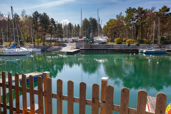 Villa au pied du lac Léman
avec ponton et place de bateau 10m 