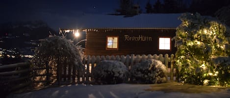 Försterhütte im Schnee