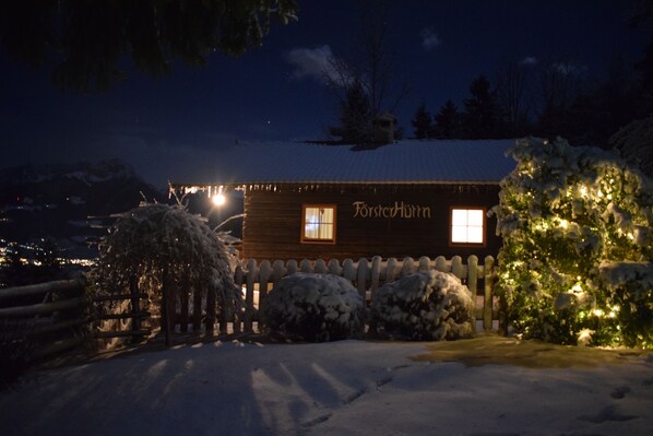 Försterhütte im Schnee