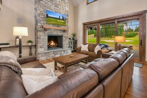 Swiftwater Lodge - Fantastic great room with leather furniture and views of the golf course!