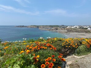 Belvédère et la plage de Portez à 5 mn à pied
