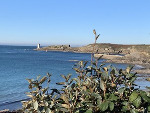 La pointe et le phare de Kermorvan 
