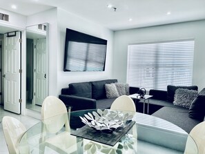 Spacious open floor plan, perfect for dining with up to 5 guests.