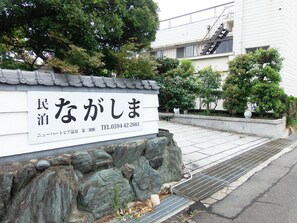 Please enter directly at the entrance car on the lower side of the Nagara River embankment
