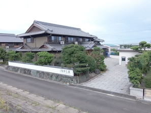 Appearance There is a drink vending machine in the site photographed from the Nagara River embankment middle stage