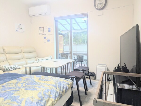 Please spend some relaxing time with your beloved dog in this room.
