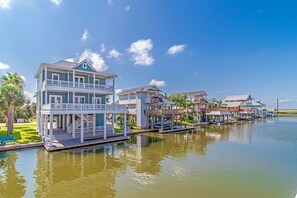 One canal away from bay, quick access to the open water.