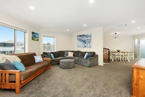 Lounge / dining 