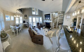 Living/Dining Area
