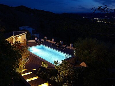 Gorgeous spacious family-friendly country villa, huge pool, stunning views