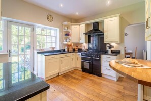 Westgate Cottage, Thornham: Well-equipped kitchen with range style cooker
