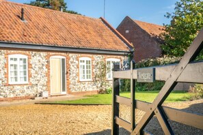 Westgate Cottage, Thornham: A wonderful holiday home with a fabulous garden in a great position
