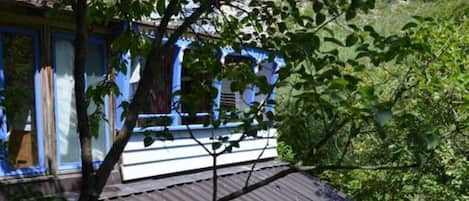 La terrasse sur le ruisseau vue du haut de l'escalier