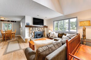 Living Room | Free WiFi | Sleeper Sofa