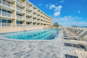 Daytona Inn Beach Resort | Community Amenities | Outdoor Pool