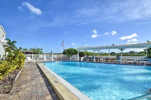 Community Amenities | Outdoor Pool