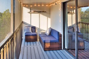 Screened Patio w/ Seating