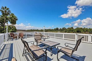 Deck | Outdoor Dining Area | Gas Grill