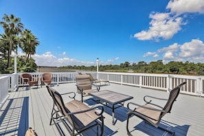 Deck | Outdoor Dining Area | Gas Grill