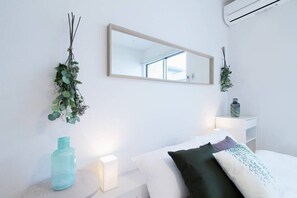 Side bedroom with mirror