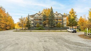 02_Club Wyndham Smugglers' Notch Vermont_exterior_7.jpg