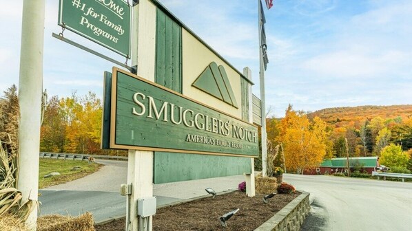 01_Club Wyndham Smugglers' Notch Vermont_resort entry_10.jpg