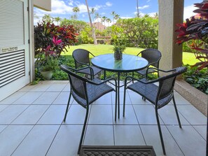 Dining for 4 on the lanai.