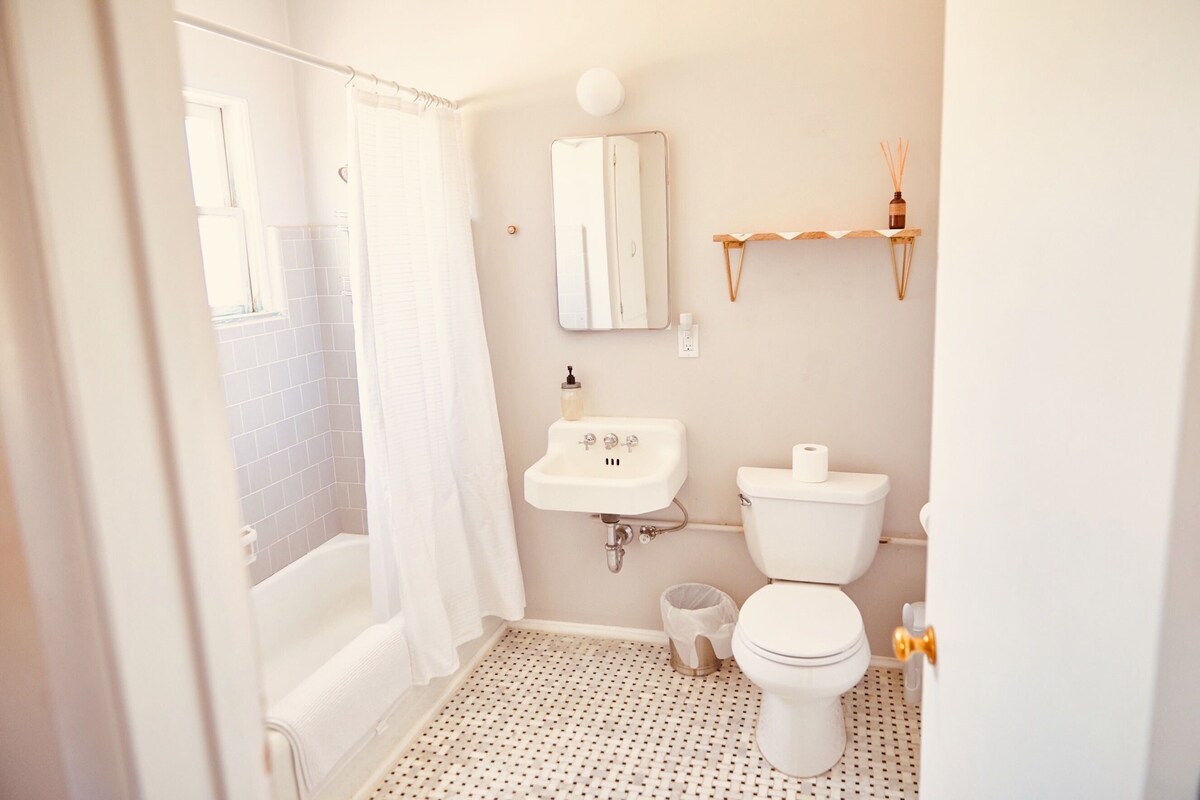 Rancho de Soñadores Mid-Century Brick Cabin w/ Hot Tub