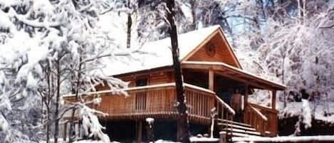 Private, cozy cabin nestled in a Smoky Mountain Valley. romantic, pets allowed.