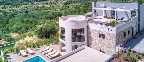 VILLA CVITA is a newly built, modern 5-bedroom villa with gym,heated 24sqm pool