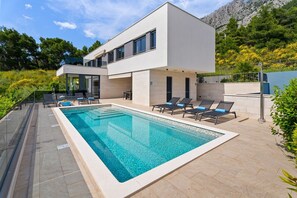 Heated Pool 8,6 m X 3,5 m with sun deck area and outdoor dining area with BBQ
