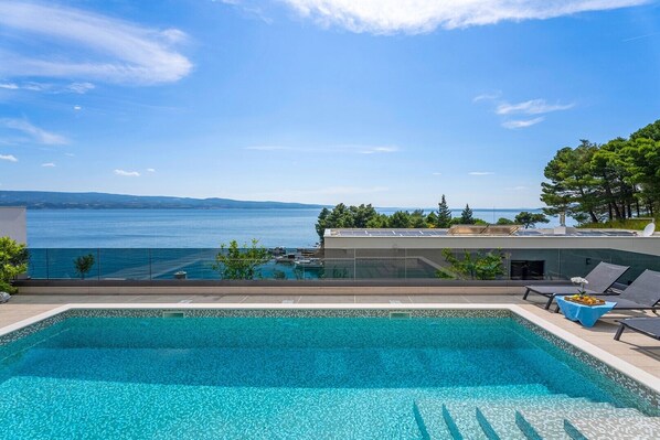 Heated Pool 8,6 m X 3,5 m with sun deck area and outdoor dining area with BBQ
