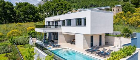 Villa Ivan with 5 bedrooms, gym, sauna, only 80 m from beach and restaurant
