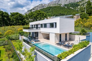 Villa Ivan with 5 bedrooms, gym, sauna, only 80 m from beach and restaurant
