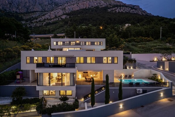 Villa Petra - only 50 m from beach , heated pool 5m x 6m
