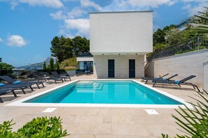 Located in quiet environment with 5 bedrooms and heated pool, 50m from beach
