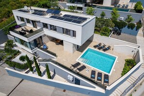 Located in quiet environment with 5 bedrooms and heated pool, 50m from beach
