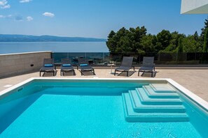 30 square meter heated pool, 6 deck chairs - ground floor level
