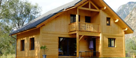 Le Centaurée : Chalet de montagne pour 9 à 12 personnes avec jardin au calme.