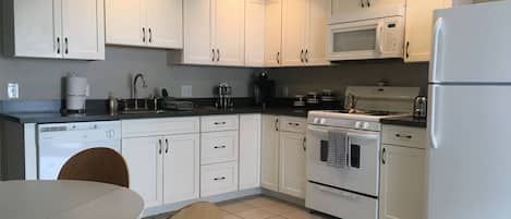 Kitchen - Counter, cabinets and appliances