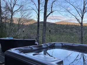 7 person hot tub right out your back door. Star gazing a must.